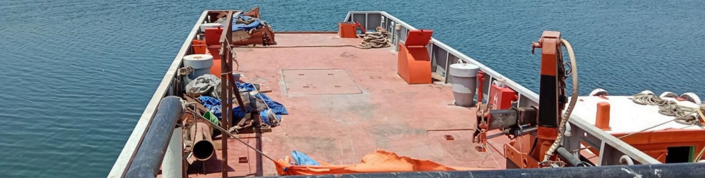 Offshore support vessel operating at port